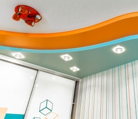 Разноцветные потолки