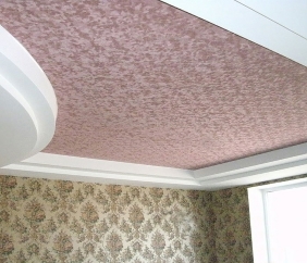 Фактурный натяжной потолок в спальне