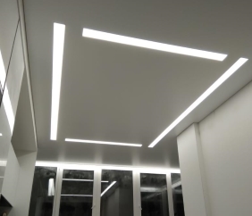 Световые линии на потолке